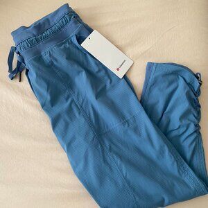 Lululemon Dance Studio MR Crop, NWT (Size 8)